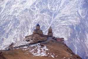 Троицкая церковь 14 века на высоте 2170м у вершины Казбека.