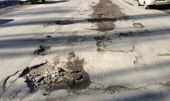 1) У  нас тут  Орлова - на неё вообще  каких только собак  не вешают. И как правило   так чтобы  независимо  от принятого  решения  она  осталась виновата.   Оченно не нравится  местному  бизнесу  закручивание  гаек и  требование выполнять  требование  законодательства  хотя  бы там  где видно результаты.

2) То что щебень и ПЕСОК   применяется в городе  и поблизости  не соответствующий  нормативам  и не  разрешенный для  применения  в строительстве  все кто надо в курсе  лет 20 как. Но песок и  щебень  местный сильно  дешевле привозного.. сильно-сильно  дешевле  хоть и не соответствует  гостам вот не разу как правило.  И  применять оные  нельзя по идее.  Однако грузовики идут и идут  с  кареров.

3) Общепринято  что   то что  сделано по результатам тендера  потом один фиг заказчик  будет переделывать своими силами. И  не только дороги - ВСЁ  практически.  Ибо  тендер  это  требование  государства.
 Как  обычно работает тендер :
 Есть требование проводить тендер. Антимонопольщики  ли  бузят или  гос  закупка.. е важно. Естественно  какие  бы условия  небыли в  тендере выиграет  ооо  рога и копыта  которая  кроме как  тендерами  больше  нечем  и  не  занимается  и работников  у  них НЕТ  от слова  совсем.  Зато есть  все нужные документы - какие ош, хоть  лично королевой  британии подписанные. Могут даже  недостающие  бумаги с подписью  главного архитектора прямо при вас  сделать. Ктож  подпись проверять то будет.. она на всех документах разная   уже  лет 20 как  ))) Целые  заводские  комплексы  с такими бумагами  уже не то что построены - по судам  перепроданы   будучи  перезаложены  десять раз.
Естественно то что  построит подрядчик выигравший  тендер  непригодно чём бы не шла речь, но судиться  с ооо рога и копыта бесполезно - юристы  у  них таки есть, да  и  в крайнем случае  сменят  название  и директора попросту. Ну  а строят вообще  левые люди которые низачто не отвечают.
Проще понять и простить   переделав  своими  силами, благо  это уже  закон не  запрещает.

4) Легко  нагуглить что наши дороги  одни  из самых дорогих в мире  и при  это  одни из самых недолговечных. С чего бы ?

5)  Дошло  до того что веже положенный асфаль во Владимире   может разрушится  за МЕСЯЦ до непотребного состояния.  Это нормально ??!
Ловят  за  предоставление  потдельных проб, нарушением вообще всех  нормативов  раз за разом и  хоть бы  одна  тварь  нормально выполнила  работу. 

6) А ещё  за  20 лет  город нехило вырос.. а  ливнёвая  канализация в 10 раз сократила свою протяжённость загадочным  образом  с советского периуда . 
А вот так !

----------------------
Я  это всё  к чему ?
Не фиг   бузить, суд  разберётся.
Если переживаете, выезжайте  на место и по факту пишите  в прокуратуру.  А  обсуждать  в  данном случае не конструктивно.