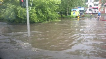 1) У  нас тут  Орлова - на неё вообще  каких только собак  не вешают. И как правило   так чтобы  независимо  от принятого  решения  она  осталась виновата.   Оченно не нравится  местному  бизнесу  закручивание  гаек и  требование выполнять  требование  законодательства  хотя  бы там  где видно результаты.

2) То что щебень и ПЕСОК   применяется в городе  и поблизости  не соответствующий  нормативам  и не  разрешенный для  применения  в строительстве  все кто надо в курсе  лет 20 как. Но песок и  щебень  местный сильно  дешевле привозного.. сильно-сильно  дешевле  хоть и не соответствует  гостам вот не разу как правило.  И  применять оные  нельзя по идее.  Однако грузовики идут и идут  с  кареров.

3) Общепринято  что   то что  сделано по результатам тендера  потом один фиг заказчик  будет переделывать своими силами. И  не только дороги - ВСЁ  практически.  Ибо  тендер  это  требование  государства.
 Как  обычно работает тендер :
 Есть требование проводить тендер. Антимонопольщики  ли  бузят или  гос  закупка.. е важно. Естественно  какие  бы условия  небыли в  тендере выиграет  ооо  рога и копыта  которая  кроме как  тендерами  больше  нечем  и  не  занимается  и работников  у  них НЕТ  от слова  совсем.  Зато есть  все нужные документы - какие ош, хоть  лично королевой  британии подписанные. Могут даже  недостающие  бумаги с подписью  главного архитектора прямо при вас  сделать. Ктож  подпись проверять то будет.. она на всех документах разная   уже  лет 20 как  ))) Целые  заводские  комплексы  с такими бумагами  уже не то что построены - по судам  перепроданы   будучи  перезаложены  десять раз.
Естественно то что  построит подрядчик выигравший  тендер  непригодно чём бы не шла речь, но судиться  с ооо рога и копыта бесполезно - юристы  у  них таки есть, да  и  в крайнем случае  сменят  название  и директора попросту. Ну  а строят вообще  левые люди которые низачто не отвечают.
Проще понять и простить   переделав  своими  силами, благо  это уже  закон не  запрещает.

4) Легко  нагуглить что наши дороги  одни  из самых дорогих в мире  и при  это  одни из самых недолговечных. С чего бы ?

5)  Дошло  до того что веже положенный асфаль во Владимире   может разрушится  за МЕСЯЦ до непотребного состояния.  Это нормально ??!
Ловят  за  предоставление  потдельных проб, нарушением вообще всех  нормативов  раз за разом и  хоть бы  одна  тварь  нормально выполнила  работу. 

6) А ещё  за  20 лет  город нехило вырос.. а  ливнёвая  канализация в 10 раз сократила свою протяжённость загадочным  образом  с советского периуда . 
А вот так !

----------------------
Я  это всё  к чему ?
Не фиг   бузить, суд  разберётся.
Если переживаете, выезжайте  на место и по факту пишите  в прокуратуру.  А  обсуждать  в  данном случае не конструктивно.