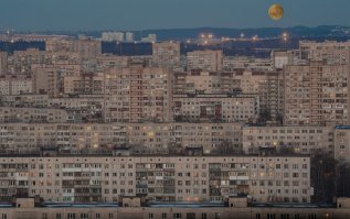 Кросота нереальная! +++

P.S. - вот очень правильно, что фотограф на прикрытой диафрагме такое снял - получились звездочки вместо фонарей - именно так и надо снимать такие моменты, правда, штатив будет нужен, так как экспозиция перекошена сильно из-за почти закрытой диафрагмы