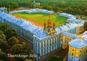 Ребята поделюсь опытом. У меня мама фанат Пушкина. Возил её в Царское село и поселил в гостиницу "Екатерина". ( Сам жил у друзей.) На фото она в левом верхнем углу. Цены вполне божеские. Так, что если кто хочет пожить почти во дворце, то вам сюда. 
Постояльцы гостиницы имеют некоторые преимущества при посещении парка и дворца.