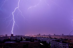 Куда молния бьёт, дом криво стоит:)