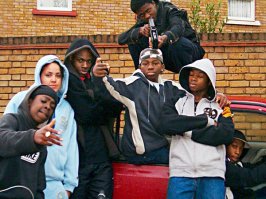 Ни одной заряженной патронами пушки не увидел, в некоторых кадрах они пальцами закрывают отсутствующий магазин в пистолете.
Вообще, на самом деле, смотрю на этих утырков, и смотрю нигерские клипы где читают рэп - разницы не увидел.
Один куй обезьяны без родителей, без образования, без будущего, до 30 мало кто доживает.