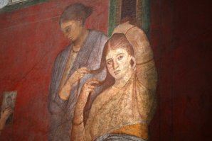 В Помпеях в вилле Мистерий есть фрески с удивительно реалистичными изображениями людей. Так что, легко можно себе представить, как они выглядели.