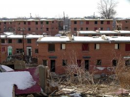 а живут здесь люди, как у Христа за пазухой в сровнении с Россией 

По сведениям Центра по контролю и профилактике заболеваний в США, с 2002 по 2013 год смертность от героиновых передозировок в стране возросла В ТРИ раза. Только в позапрошлом году (в последнем, за который есть статистические данные) от передозировки скончались 8,2 тыс. американцев. В настоящее время, по словам заместителя главы Управления по борьбе с наркотиками США Джека Рили, ежедневно в Америке умирает от последствий приема опиоидных запрещенных веществ 120 человек. Всего же, по сообщению американского Центра по контролю и профилактике заболеваний, в настоящие дни смертность людей от употребления запрещенных веществ значительно превосходит смертность от перестрелок и ДТП.

?!))))Особенно в Детройте да?Если так хорошо живется в США объясните мне периодические бунты в гетто или бедных кварталах?Против чего бунтуют?!
Может у антихриста за пазухой?

В России нет таких погромов и полицейские машины не растаскивают на запчасти.
Копы не убивают просто так на улице.Если потерял работу , то не остался на улице . В США это как пальцами щелкнуть!!!
