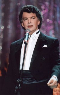 Сергей Захаров, выдающийся певец, любимец женщин.
Драка в гостинице и получил год реально. Тут же исчез с экранов. Новых фильмов не было, карьера загублена. Конечно упорный труд и природные данные не оставили его, но возможность подняться на Олимп была утрачена.