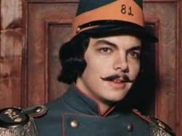 Сергей Захаров, выдающийся певец, любимец женщин.
Драка в гостинице и получил год реально. Тут же исчез с экранов. Новых фильмов не было, карьера загублена. Конечно упорный труд и природные данные не оставили его, но возможность подняться на Олимп была утрачена.