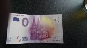 Ну не надо насчет парусника, везде по разному, в Кельне например собор печатают, да и стоимость варьируется от 1.5 до 4 и более евро