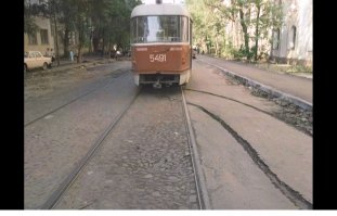 Чо-то сразу "Ширли-Мырли" вспомнились... 
Историческая фраза: "Стреляй по колёсам!!!"