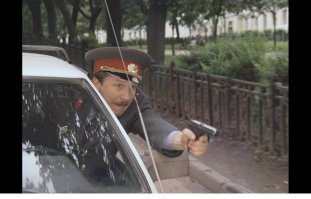 Чо-то сразу "Ширли-Мырли" вспомнились... 
Историческая фраза: "Стреляй по колёсам!!!"