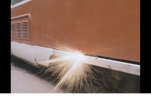 Чо-то сразу "Ширли-Мырли" вспомнились... 
Историческая фраза: "Стреляй по колёсам!!!"