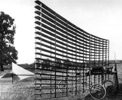 Только смельчак согласится летать на такой этажерке!