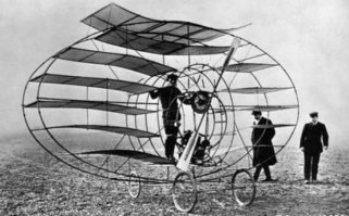 Только смельчак согласится летать на такой этажерке!