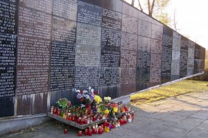 Политики наши польские конечно те еще люди( Но не надо городить и настраивать людей друг против друга!  Ниже фото  кладбищ-мемориалов Советским воинам  в разных  частях Польши и обратите внимание -люди идут в таком количестве, свечи-цветы или вы думаете это российские туристы ухаживают отдавая дань памяти?