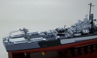 Лиза, ты снова сел в калошу, видно же , что в башнях на фотографиях  СТРОЕННЫЕ 152мм орудия, на Лексингтоне и Йорктауне было 8 одноорудийных 127мм башен, на Эссексах -спаренные 127мм!
152мм в строенных орудийных башнях на месте ГЛАВНОГО калибра, а за ним видны стволы спаренной 127мм! - а значит это легкий американский крейсер типа "Кливленд"!