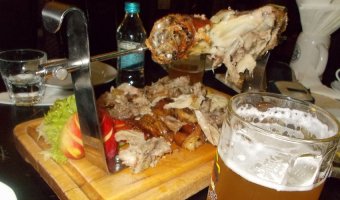 Заведение "Старгород" в г. Харьков готовят блюдо "Колено"