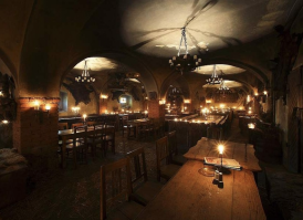 Детенице, немного дальше праги, небольшой городок с замком и средневековым рестораном. Вот там колено то что нужно, да и сама корчма на все 100