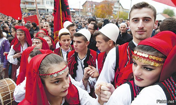 а на фото албанцы и парни стоят в албанских шапочках