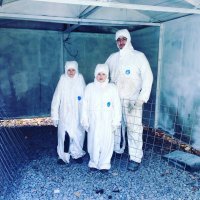 Доча с племянницей помогают делать пол в гараже. И пусть я один сделал бы быстрее, зато позитивных эмоций через край!