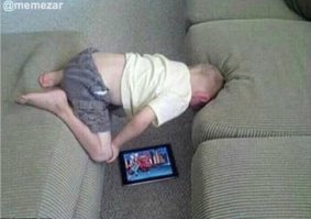 Этот ребёнок просто так уснул,а зачем тут присобачили планшет непонятно.