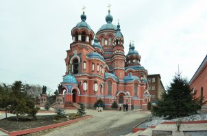 Иркутск очень колоритен. Его не тронула война. Но содержать шедевры деревянного зодчества у властей возможности нет. Если каменное кое как ещё стоит, то деревянное жгут почём зря. 
Собор забыли))