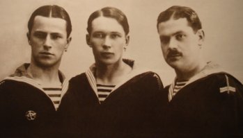 Что там про матросов?!
Моряки действительно носили золотые серьги. Таким образом они страховали свое посмертное существование: продав серьгу, друзья могли достойно похоронить матроса. 

Источник:  © Fishki.net

Особенно почетным всегда считалось пересечение экватора в точке начала отсчета широты и долготы - в нулевом градусе, то есть в точке, которая у моряков называется "центром Земли" или "золотой точкой". В эпоху парусного флота моряки, пересекшие экватор в этом месте, получали право носить золотую серьгу в левом ухе и сидеть в портовых кабачках, положив ногу на стол. Если же моряку доводилось еще и неоднократно огибать мыс Горн, то "Совет старых морских волков" награждал его специальным дипломом и серьгой, на которой были изображены мыс Горн и созвездие Южного Креста. Такой моряк имел право.. . красить ноготь на мизинце левой руки, что вызывало зависть у моряков, не имевших этих "привилегий".
Но и это еще не все! Когда команда пересекает экватор строго настрого запрещено: плевать за борт, садиться на кнехты, бриться, становиться без необходимости спиной к лобовым иллюминаторам (по направлению движения судна), вносить рыбацкие сапоги не вносить на борт на плече (только под мышкой).