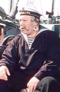 Что там про матросов?!
Моряки действительно носили золотые серьги. Таким образом они страховали свое посмертное существование: продав серьгу, друзья могли достойно похоронить матроса. 

Источник:  © Fishki.net

Особенно почетным всегда считалось пересечение экватора в точке начала отсчета широты и долготы - в нулевом градусе, то есть в точке, которая у моряков называется "центром Земли" или "золотой точкой". В эпоху парусного флота моряки, пересекшие экватор в этом месте, получали право носить золотую серьгу в левом ухе и сидеть в портовых кабачках, положив ногу на стол. Если же моряку доводилось еще и неоднократно огибать мыс Горн, то "Совет старых морских волков" награждал его специальным дипломом и серьгой, на которой были изображены мыс Горн и созвездие Южного Креста. Такой моряк имел право.. . красить ноготь на мизинце левой руки, что вызывало зависть у моряков, не имевших этих "привилегий".
Но и это еще не все! Когда команда пересекает экватор строго настрого запрещено: плевать за борт, садиться на кнехты, бриться, становиться без необходимости спиной к лобовым иллюминаторам (по направлению движения судна), вносить рыбацкие сапоги не вносить на борт на плече (только под мышкой).