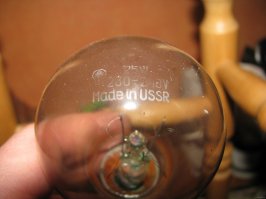Не выбрасывайте перегоревшую лампочку. Когда у вас перегорит вторая, выбросите их вместе.