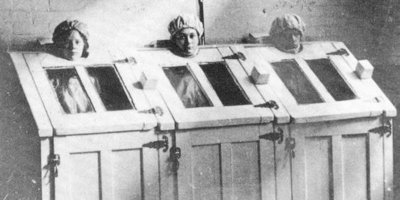 И вот это тоже никакая не пытка, а аналог сауны)) У нас была такая резиновая. Сидишь внутри на стульчике, голова наружу, все герметично, вентилятор гонит теплый воздух через отверстие. Сидишь-сидишь и потихоньку начинаешь "плыть". Хорошая штука.
