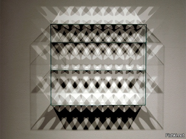Дизайнер Сидней Кэш делает скульптуры из стекла, зеркал, света и тени.

Почти всю свою жизнь в искусстве Sydney Cash исследовал и изобретал технологии, которые позволяют создавать настоящие формы из простых кусков стекла. Его усилия оценены в мире: работы экспонировались в MoMA в Нью-Йорке, в музее стекла, в парижском Le Muse des Arts Decoritifs - более сорока выставок.