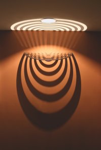 Дизайнер Сидней Кэш делает скульптуры из стекла, зеркал, света и тени.

Почти всю свою жизнь в искусстве Sydney Cash исследовал и изобретал технологии, которые позволяют создавать настоящие формы из простых кусков стекла. Его усилия оценены в мире: работы экспонировались в MoMA в Нью-Йорке, в музее стекла, в парижском Le Muse des Arts Decoritifs - более сорока выставок.