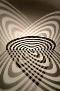 Дизайнер Сидней Кэш делает скульптуры из стекла, зеркал, света и тени.

Почти всю свою жизнь в искусстве Sydney Cash исследовал и изобретал технологии, которые позволяют создавать настоящие формы из простых кусков стекла. Его усилия оценены в мире: работы экспонировались в MoMA в Нью-Йорке, в музее стекла, в парижском Le Muse des Arts Decoritifs - более сорока выставок.