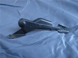 ну и вариант затворной задержки на АК серию, думаю сопоставив фото и работу механизмов будет понятно как работает