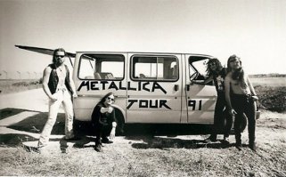 Очень странный фургон. Это 91-й год, но в 90-м группа записала альбом производство которого стоило 1.000.000 долларов. И они уже купили до этого права на фильм "Джонни берет ружье".
Уже сделали 5-й альбом, который месяц был лучшим в Billboard (читай  1 в мире). И тут такое ведро.
Или им было просто наплевать на этот фургон, или .. здесь мысль заканчивается.