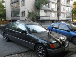 Болгары веселее развлекаются с кирками. 
В 2005 году, Ауди кирками пробили . В 2011 Мерседес кирками пробили. Наверное там такая мода.