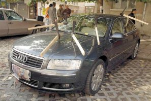 Болгары веселее развлекаются с кирками. 
В 2005 году, Ауди кирками пробили . В 2011 Мерседес кирками пробили. Наверное там такая мода.
