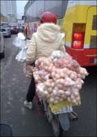 Вы понимаете какое качество дорог, что она не боится их так перевозить. у нас через 50 метров в гоголь моголь бы превратилось всё