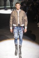 а этот идет и думает, а в тюрьме щас макароны дают, пацаны наряд увидят отпетушат ))))