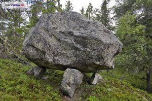 Часто мне такие валуны в лесу ближе к Выборгу попадаются