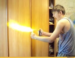 Пчелиный рой облепил скамейку во дворе