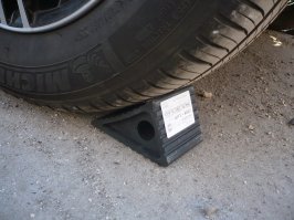 Здесь интереснее - телефон в роли противооткатного упора.