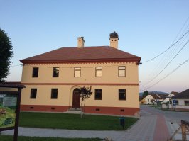 Бедная, аграрная страна. А когда-то, при СССР, была вполне промышленно развитой. Сейчас местные выращивают экологически чистые продукты - на продажу в богатые страны ЕС, а едят привезённые из турций и испаний. Потому что свои им не по карману. 
Но - красиво там. И недорого. Непопулярная у нас для туризма страна, но туда точно стоит съездить. И ещё в Грузию. Люди хорошие и там, и там.