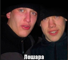 Гонщик отчаянно пытается закрыть неисправную дверь во время пит-стопа