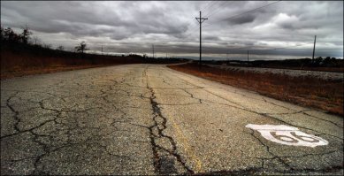 Чем севернее штат тем хуже дороги, температурные перепады + влажность + осадки из чего угодно сделают труху.
США в этом плане повезло, песчанник или суглинок и почти вся территория в субтропиках.
По ландшафту это в основном пустынные районы с сухим горячим климатом.
В России с утра +20 солнечно, вечером +10 и снег
Известная трасса