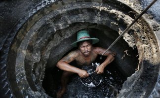 Индийский бармен приготовил шоколадное латте для хипстера