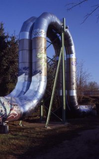 обычный компенсатор температурного сжатия-расширения, скорее всего из-за нехватки места выполнен вертикально, а не горизонтально