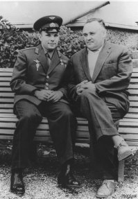 Гагарин беседует с Королевым.