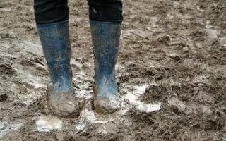 Даже не знаю Почему в некоторых странах  ПРИНЯТО разуваться в доме?