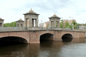 Есть еще очень старый и красивый мост "Старо-Калинкин мост"