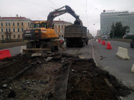 в 2012году на этом мосту трамвайные рельсы менял :)